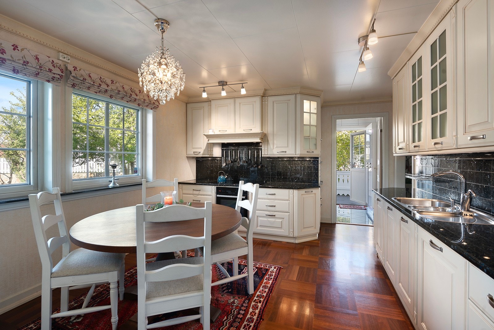 Kjøkkenet har plass til spisebord Galleribilde