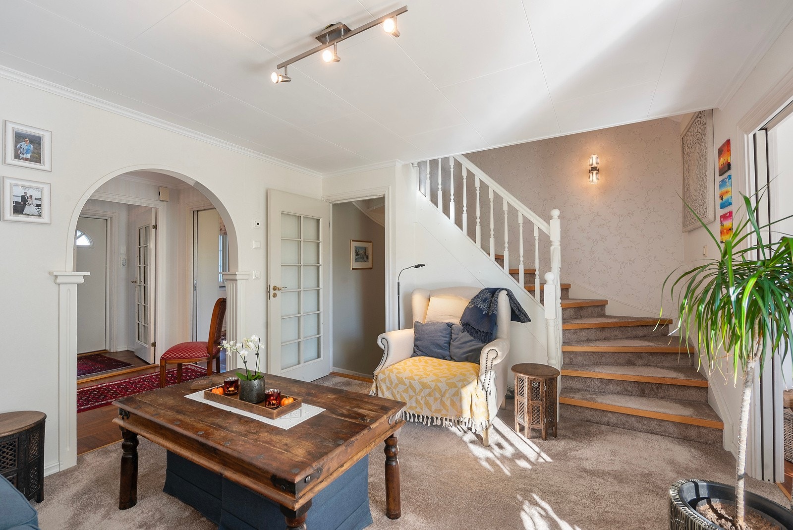 Her går trappen til 2. etasje og nedgang til underetasjen Galleribilde