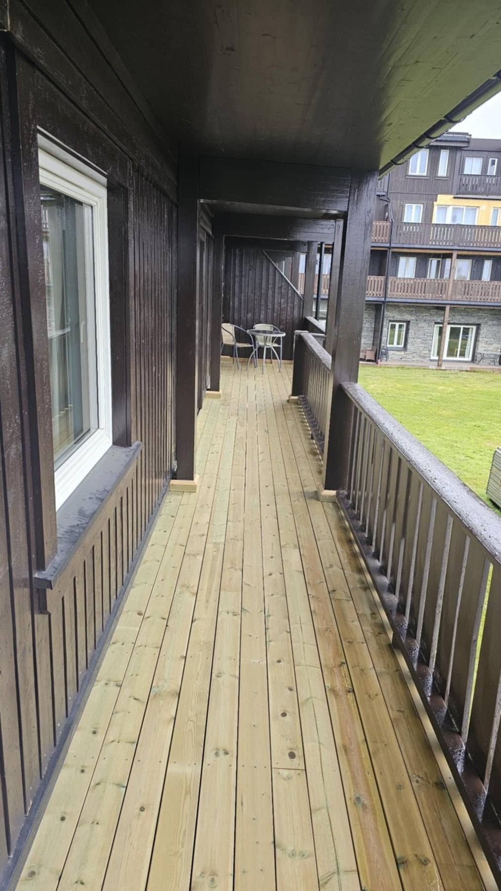 Stor terrasse som går langs begge sider. Her får man morgen-/og formiddagssolen på sørøst siden og ettermiddagssolen på sørvest siden Galleribilde