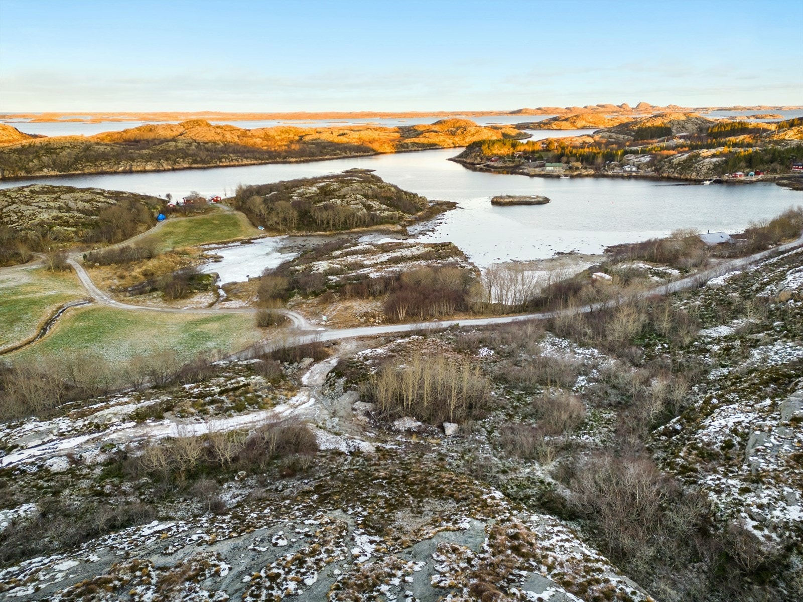 Det er allerede flere hytter i området, og utbygger har hatt fokus på å regulere tomter med gode solforhold og utsikt Galleribilde