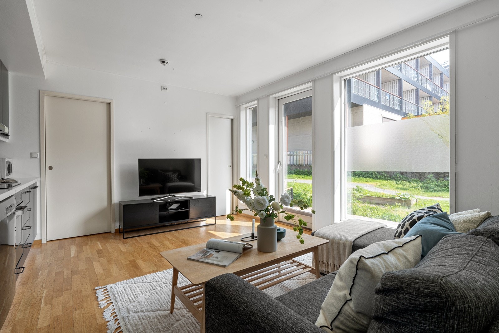 Åpen og innbydende stue med moderne preg og sosial atmosfære. Galleribilde