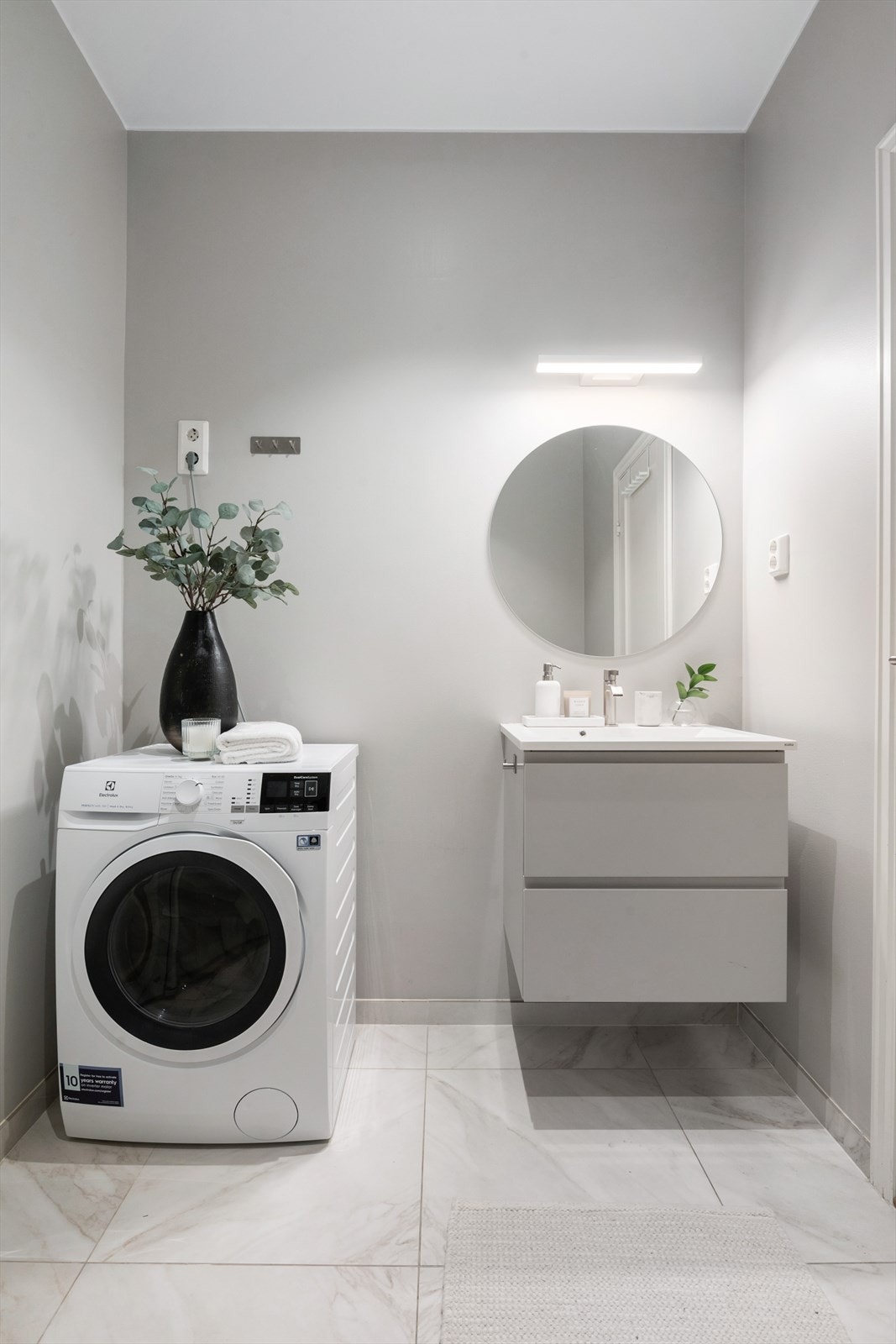 Pent og flislagt baderom med elektriske varmekabler i gulv Galleribilde