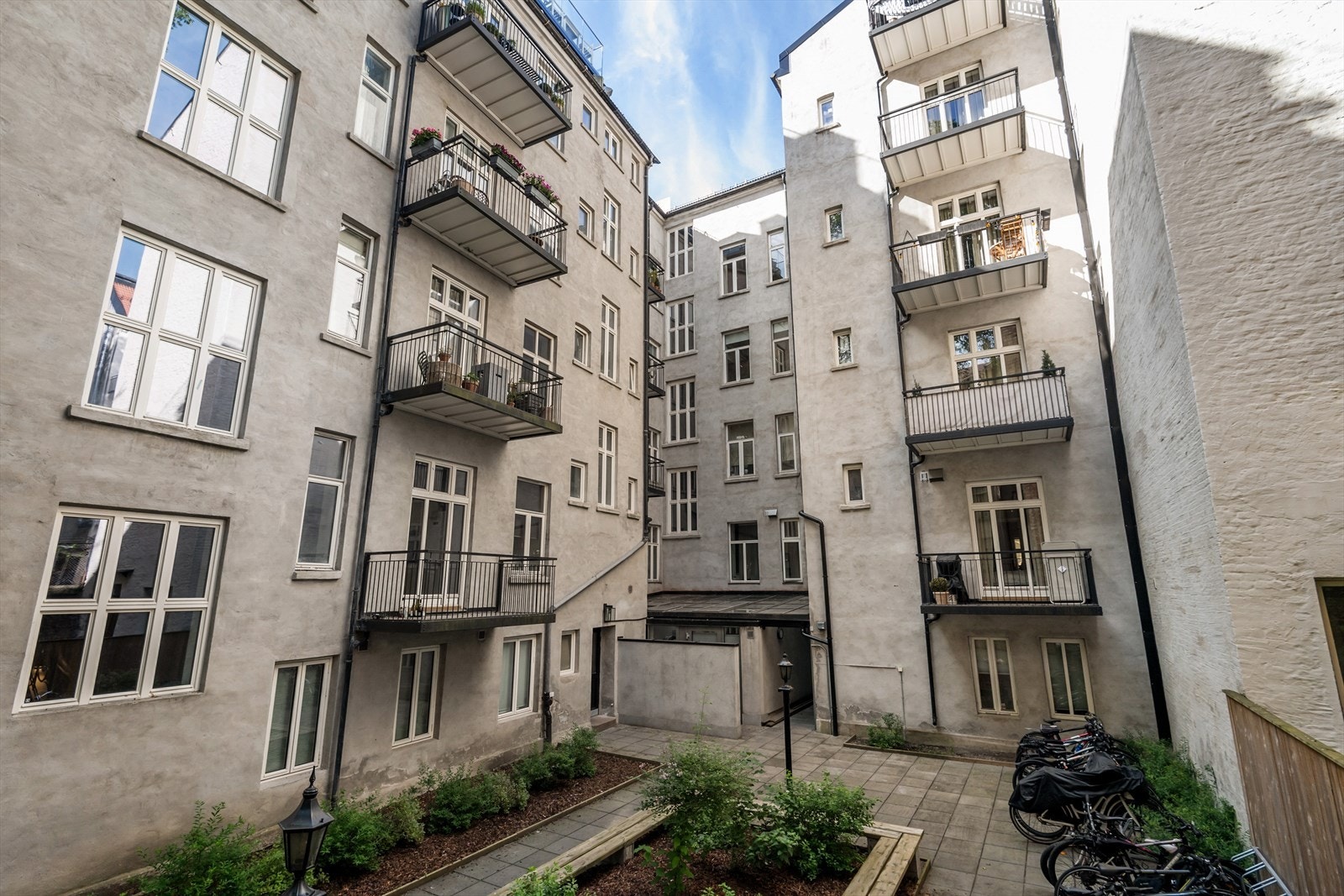 Fasaden sett utenfra. Leiligheten ligger i et meget populært og sentralt boligområdet på Frogner Galleribilde