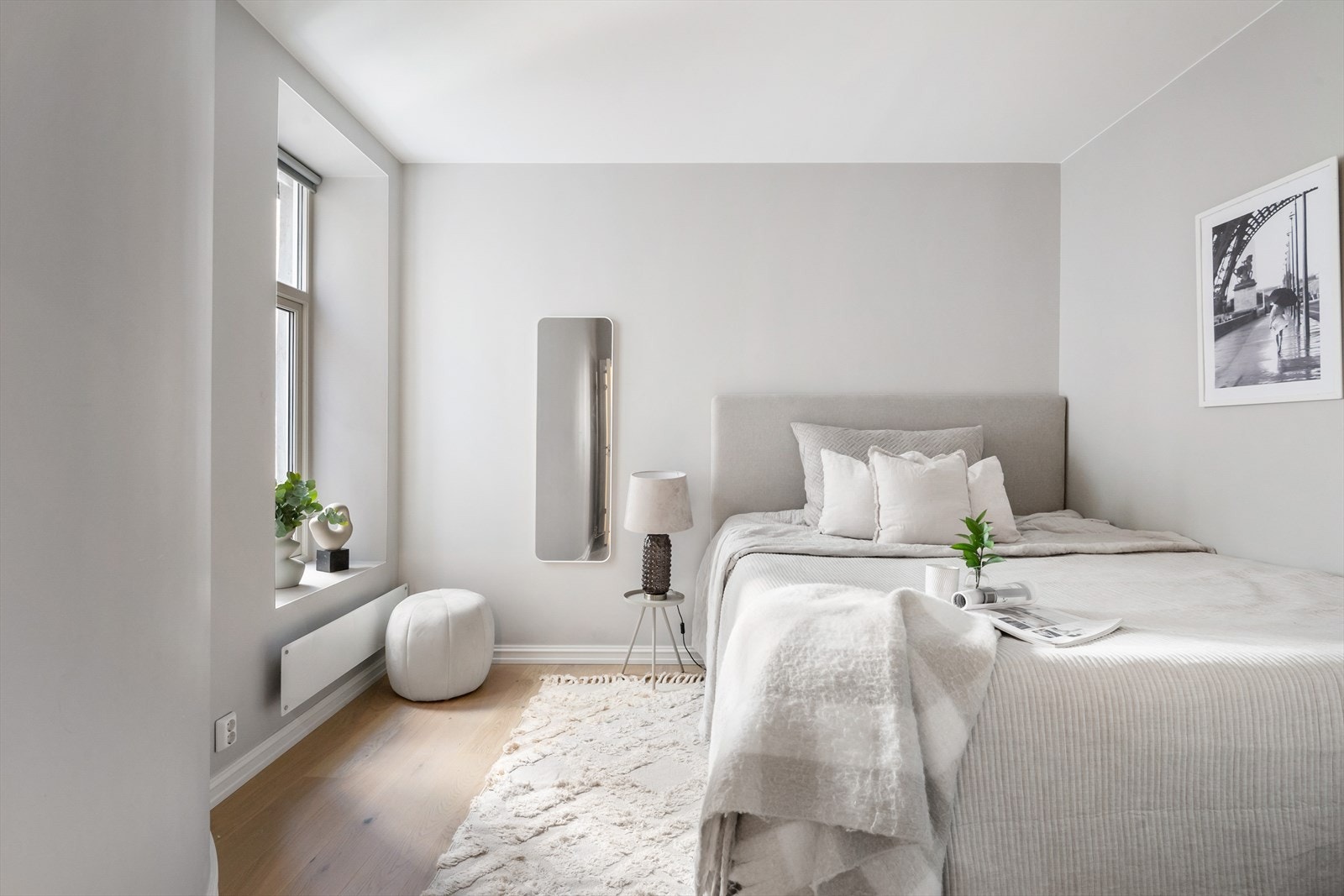 Soverom 2 er av god størrelse også her har man plass til dobbeltseng, garderobeskap og øvrig møblement Galleribilde