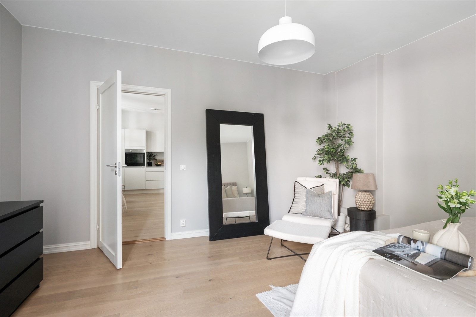 Fint samspill mellom interiør, fargevalg og uttrykk gjennomgående i hele boligen Galleribilde