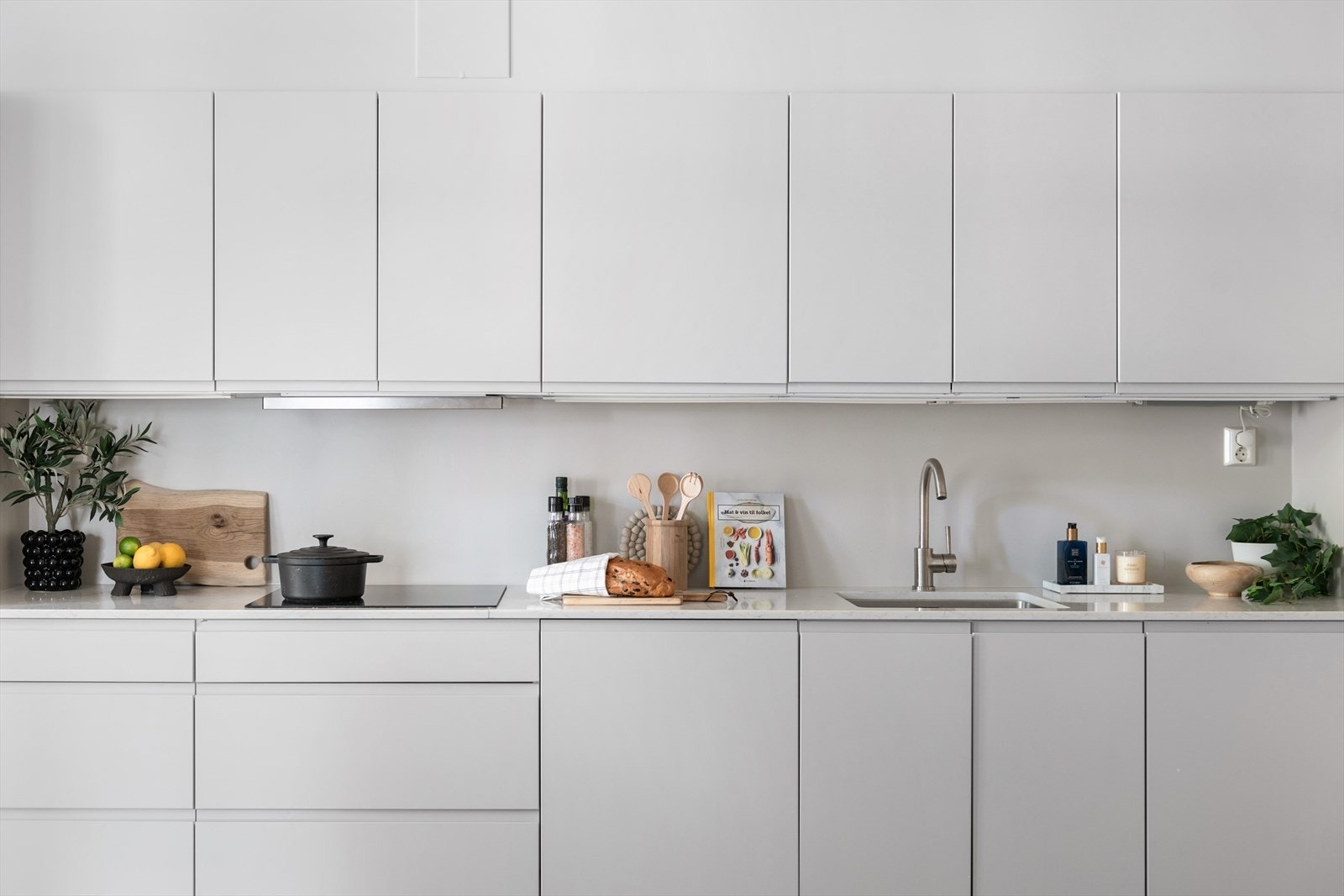 Stilfull og moderne kjøkkeninnredning fra Huseby, installert i 2021. Integrerte hvitevarer som stekeovn, platetopp, kjøl/frys og oppvaskmaskin - som gir et helhetlig og ryddig uttrykk Galleribilde