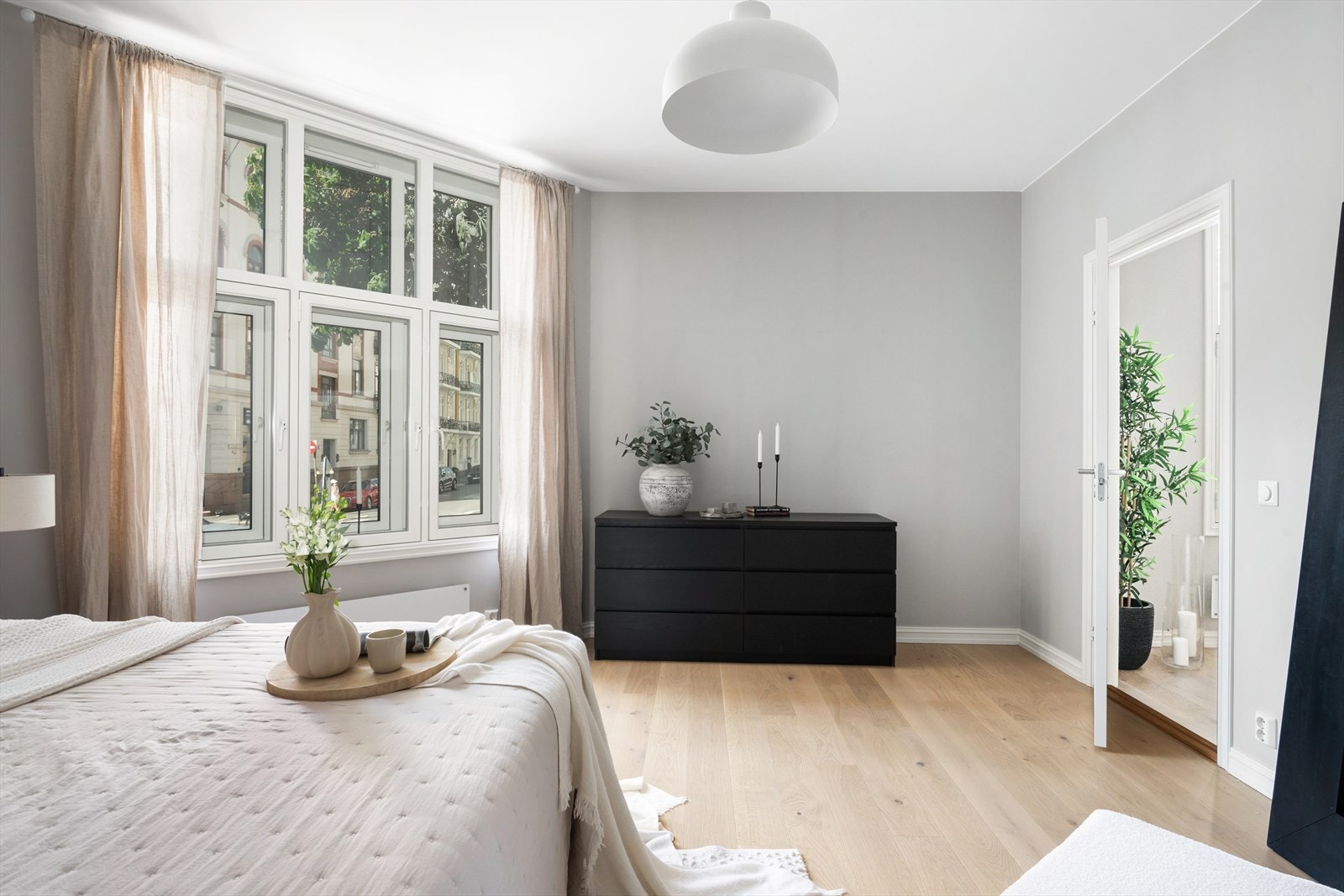 Smakfullt innredet med lune fargetoner og flotte materialvalg Galleribilde