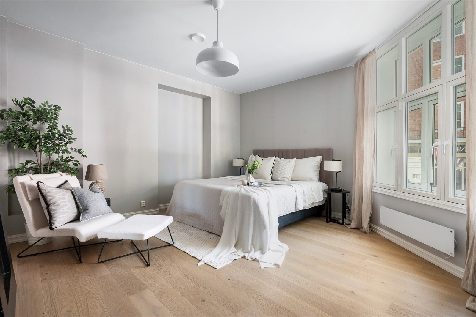 Lekkert hovedsoverom av svært god størrelse, med plass til dobbeltseng, nattbord og garderobeskap Galleribilde