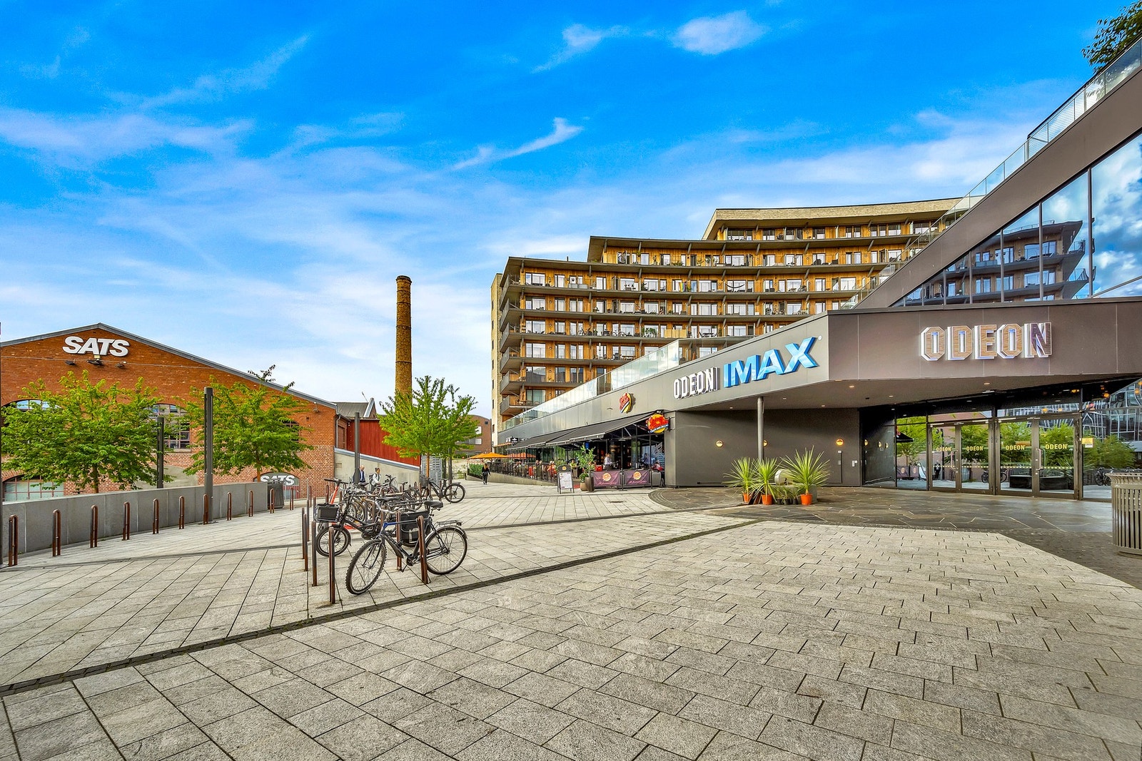 Nydalen byr på en rekke servicetilbud. Kinoentusiasten vil dessuten sette pris på nærhet til Odeon - Norges største kinosenter. Galleribilde