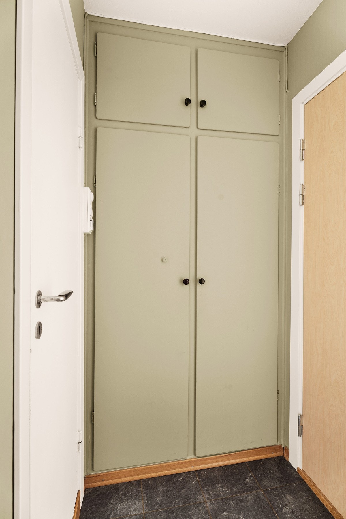 Garderobeskapet gir deg rikelig med oppbevaringsplass til yttertøy og sko. Galleribilde