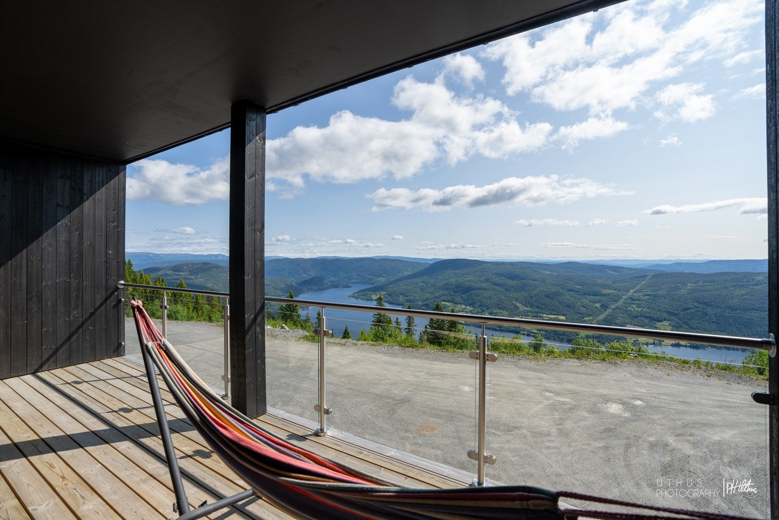 Nydelig morgensol på stor veranda og flott utsikt ut mot Krøderfjorden. Galleribilde