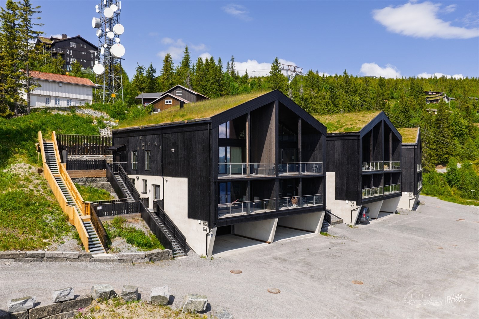 Egen elbil lader i carport under leilgheten. Galleribilde