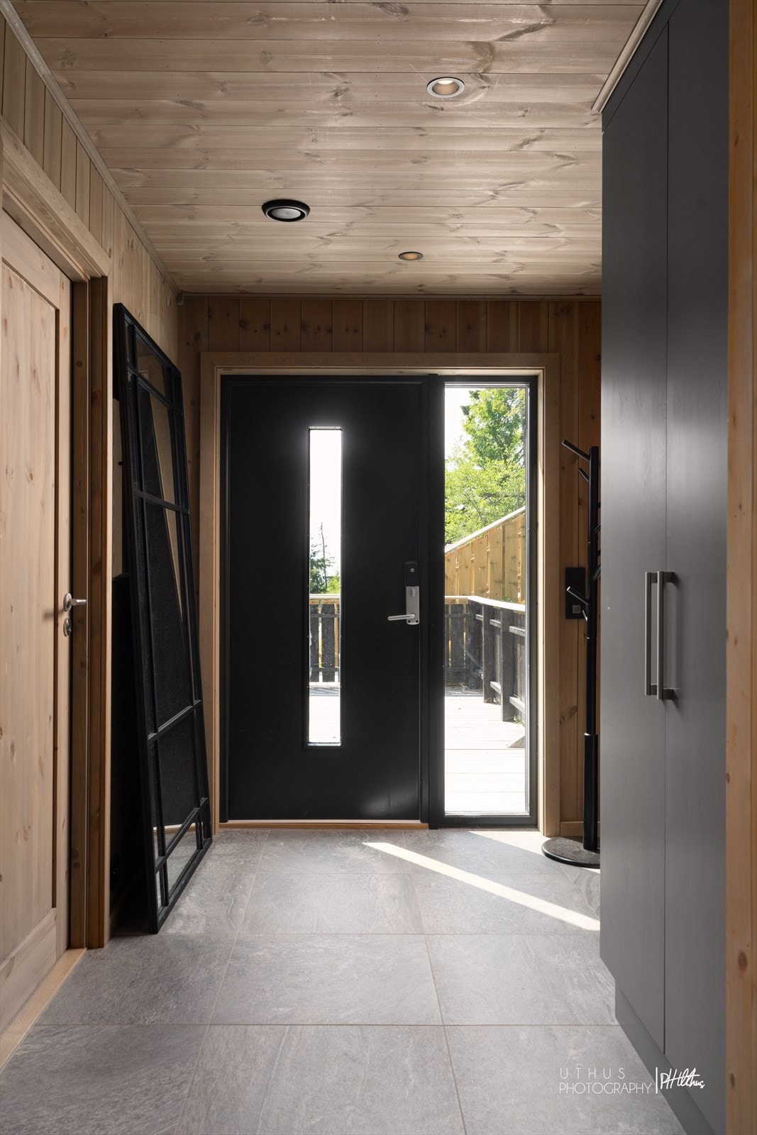 Romslig gang med god skapplass. Galleribilde