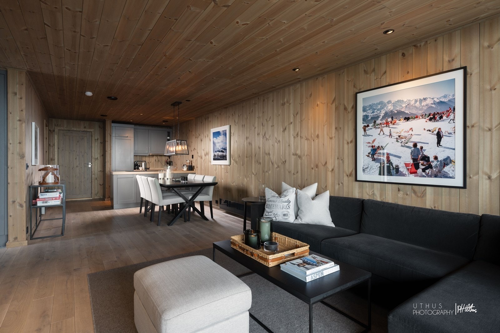 Stue fremstår som romslig med god plass til både tv- og spisedel. Galleribilde