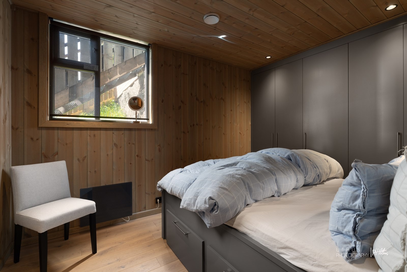 Det er plassbygde skap og senger. Galleribilde