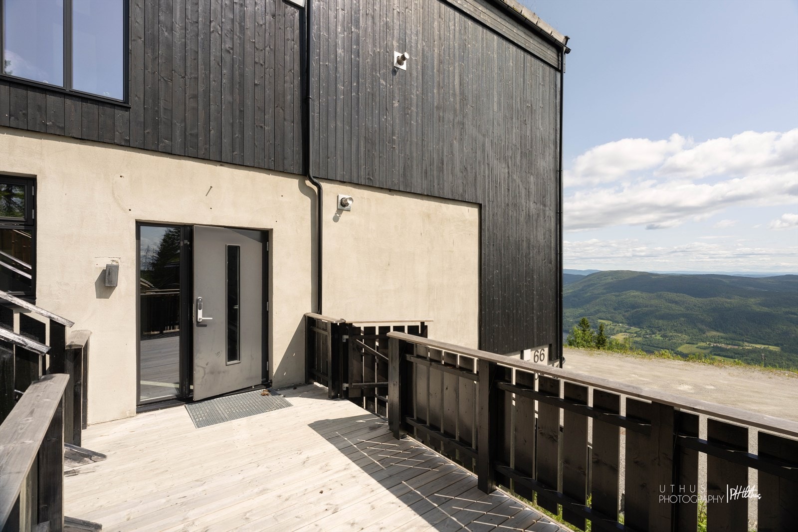 Dag- og ettermiddagssol på platting utenfor inngangsdøren. Galleribilde