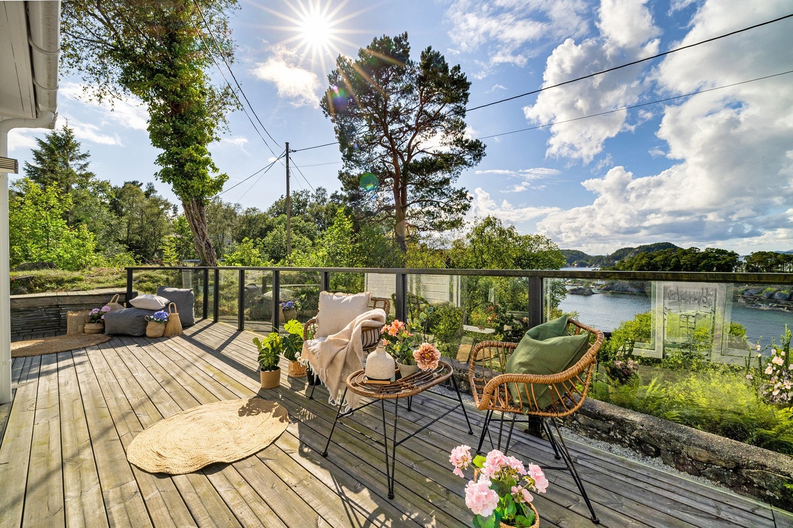 Denne fritidsboligen kombinerer vakker utsikt med enestående solforhold Galleribilde