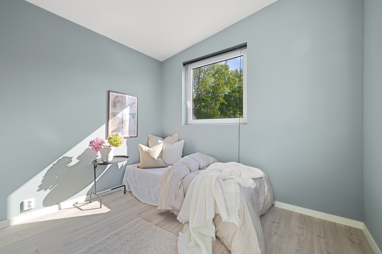 Koselig rom dekorert som soverom i anneksen. Ikke byggesøkt eller godkjent som soverom. Galleribilde