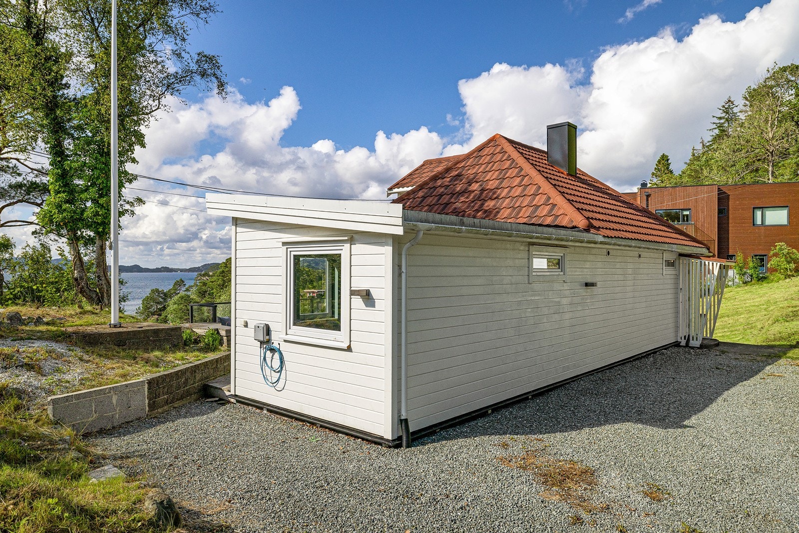 ... og rikelig med parkeringsplass + el-bil lader. Galleribilde