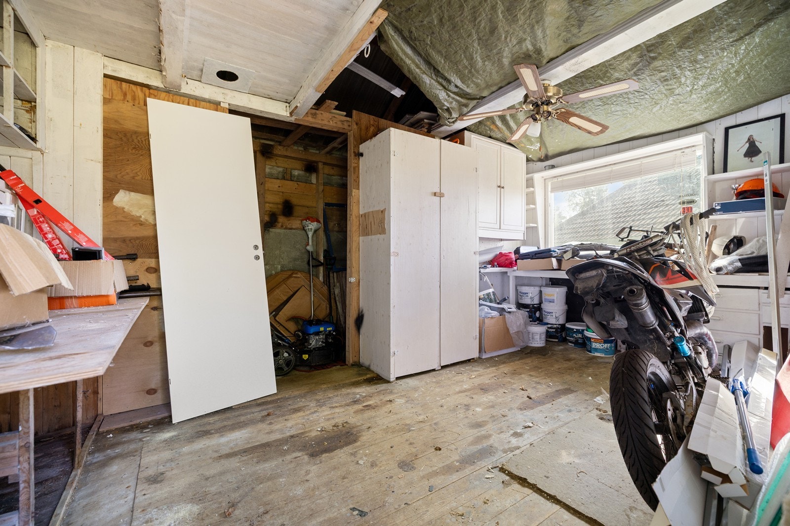 Utehuset. Kan benyttes som bod, verksted, eller renoveres og gjøres om etter eget ønske. Galleribilde