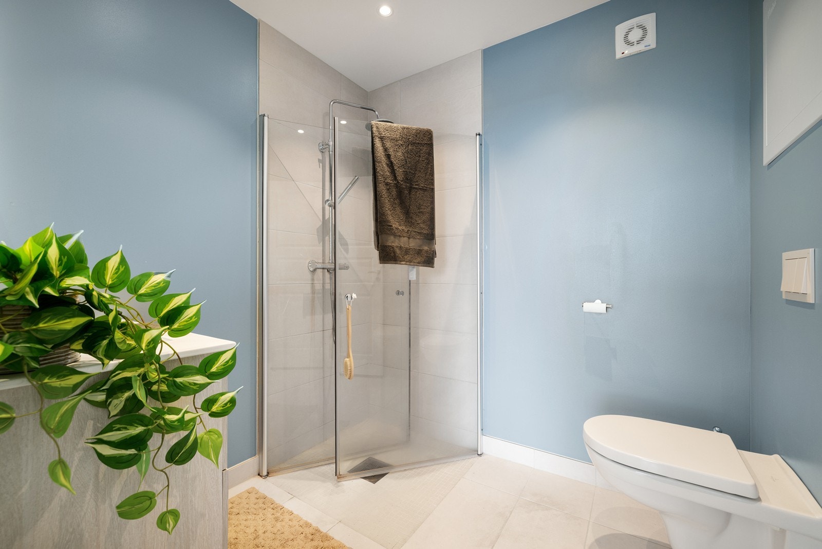 Like ved inngangspartiet finner vi ett av to bad. Galleribilde