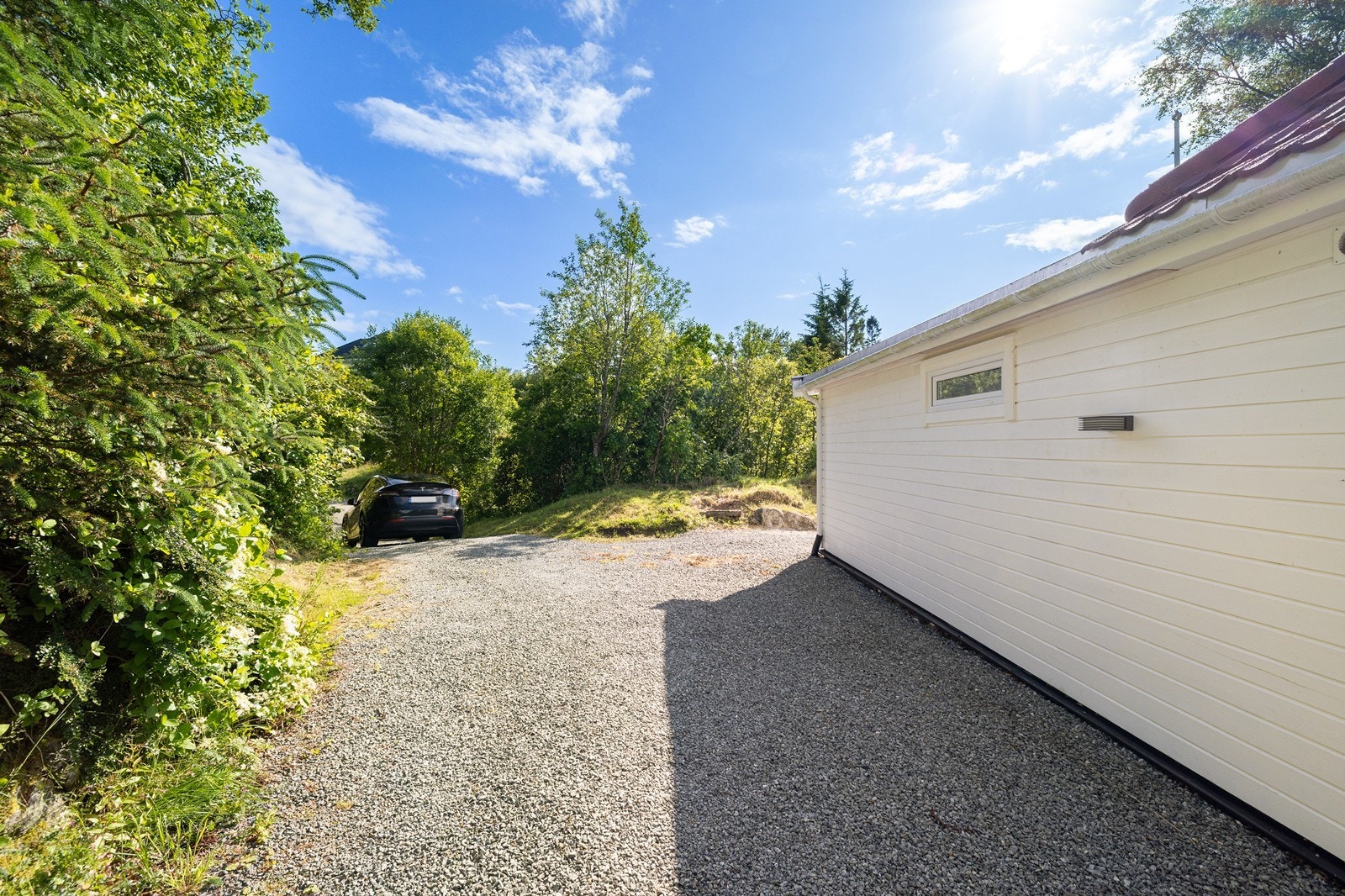 Her er det rikelig med plass til biler. El-bil laderen er rundt hjørnet på høyre siden. Galleribilde