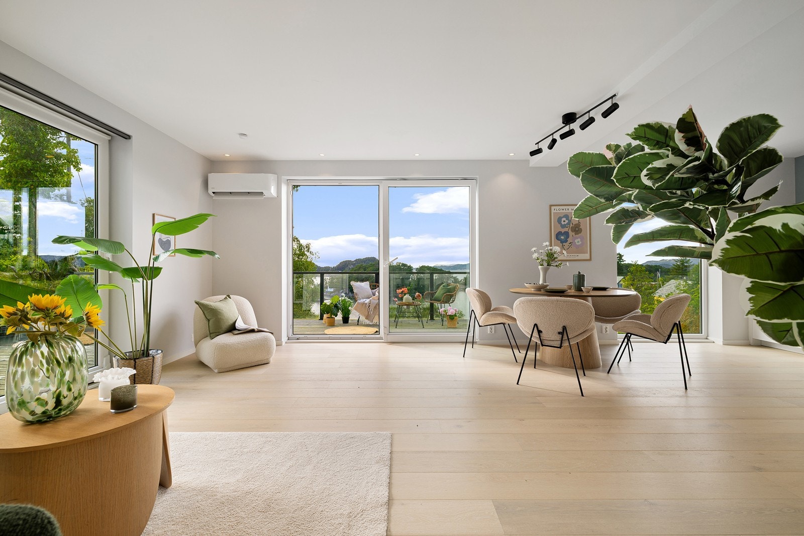 Et magisk oppholdssted. Direkte utgang til terrassen, en naturlig forlengelse av stuen. Galleribilde