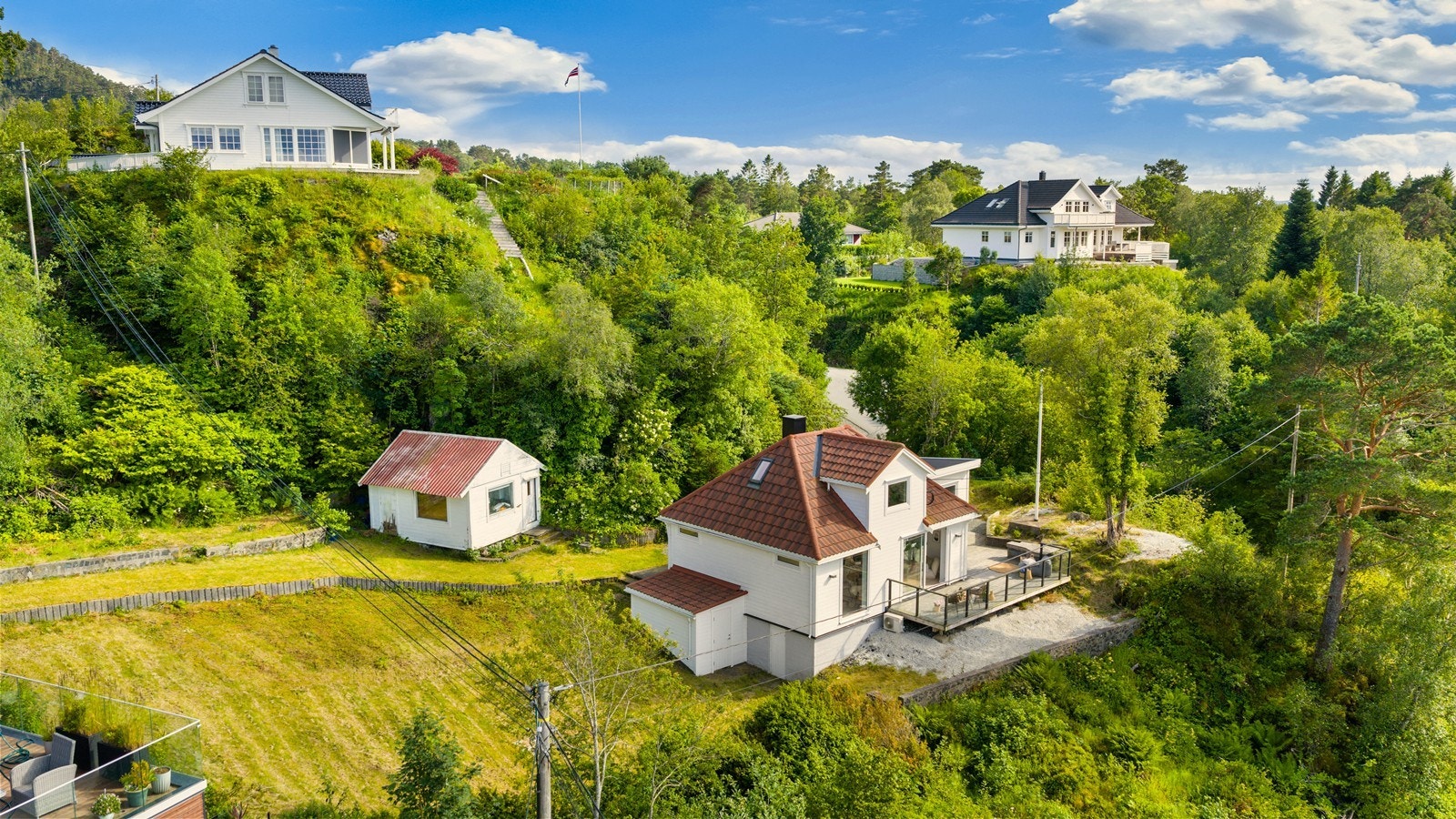 Eiendommen på 1,5 mål gir stort plenområde Galleribilde