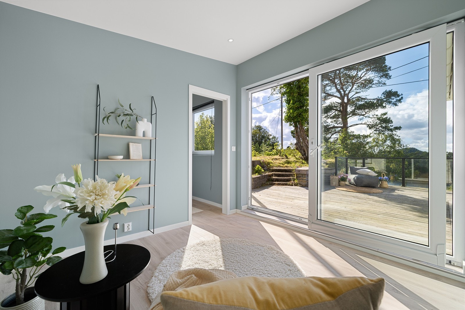 I hovedetasjen har vi også et anneks med utvendig adkomst, hvor en finner en liten stue, soverom og bad. Det nevnes at en vegg kan slås ned, slik at en også har innvendig adkomst. Galleribilde