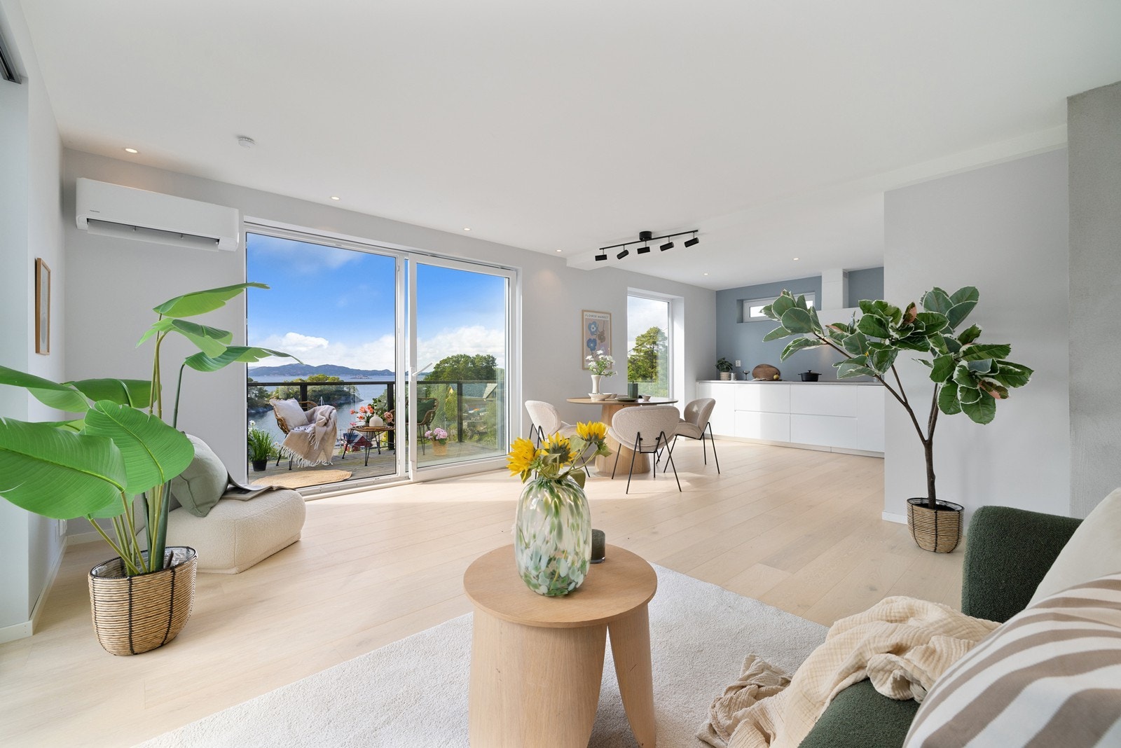 Boligen holder en moderne og høy standard, og den magiske utsikten følger omtrent hvert eneste rom. Galleribilde