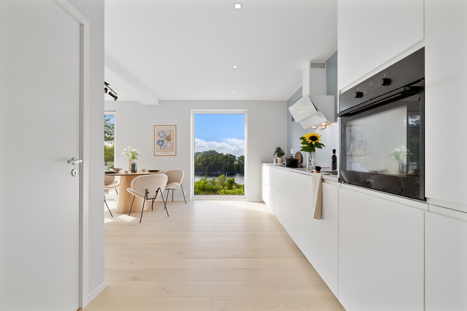 Vi tas videre innover hytten, hvor kjøkkenet befinner seg. Galleribilde