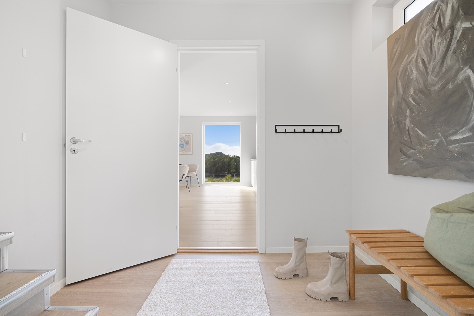 Stig på! Vi entrer hytten rom for rom. Gangens romslighet gir nok med plass til oppheng av yttertøy. Galleribilde