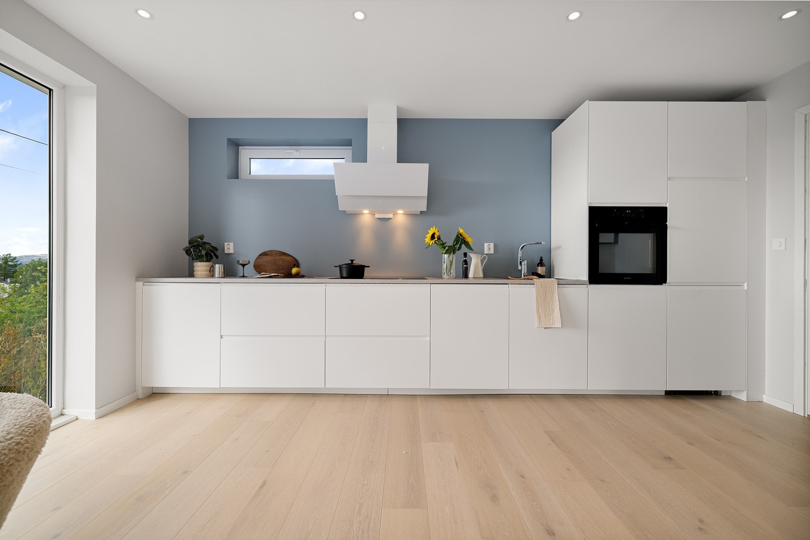 Kjøkkenet har en avlang, åpen og praktisk løsning med rikelig plass for kokken til å kokkelere. Galleribilde