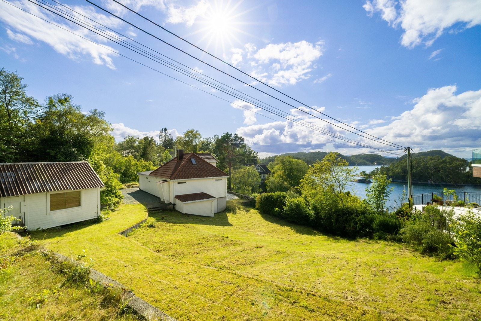 Tomten er på 1,5 mål, og gir stort plenområde Galleribilde