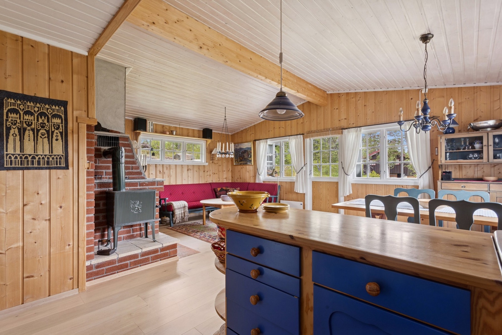 Hytta har et trivelig kjøkken med innredning i heltre og malte fronter som gir et lunt og klassisk uttrykk. Galleribilde