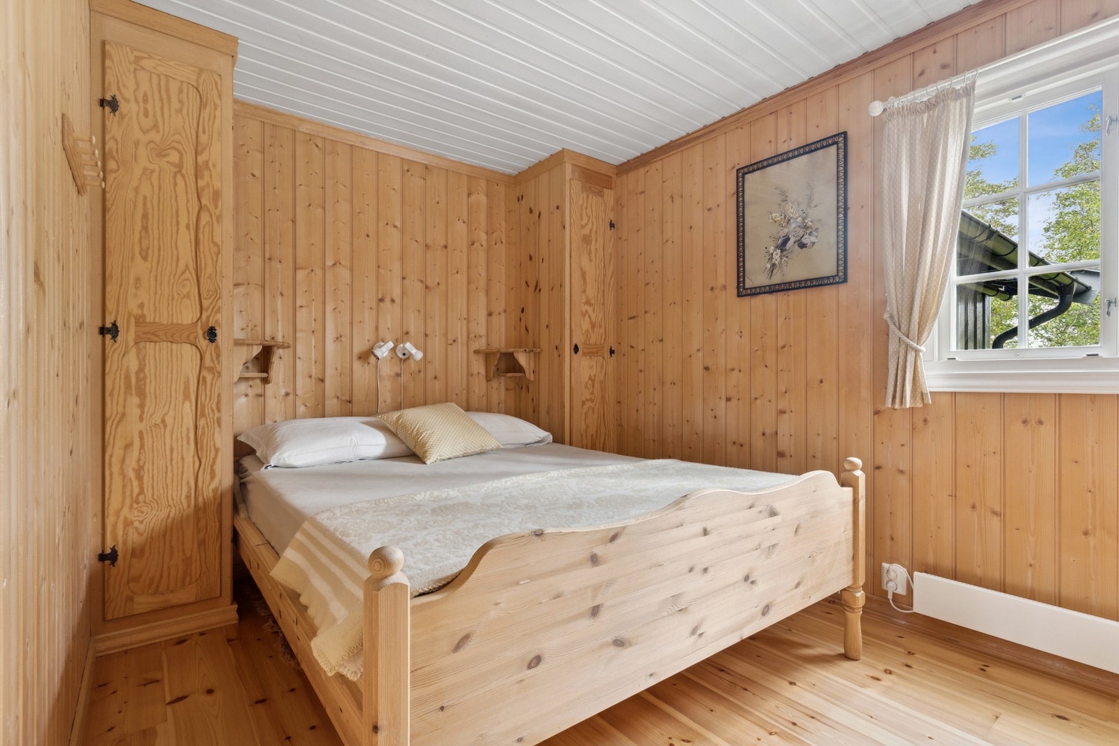 Rommene er praktisk plassert med nærhet til bad og toalett, noe som gir en funksjonell planløsning både for familie og gjester. Galleribilde