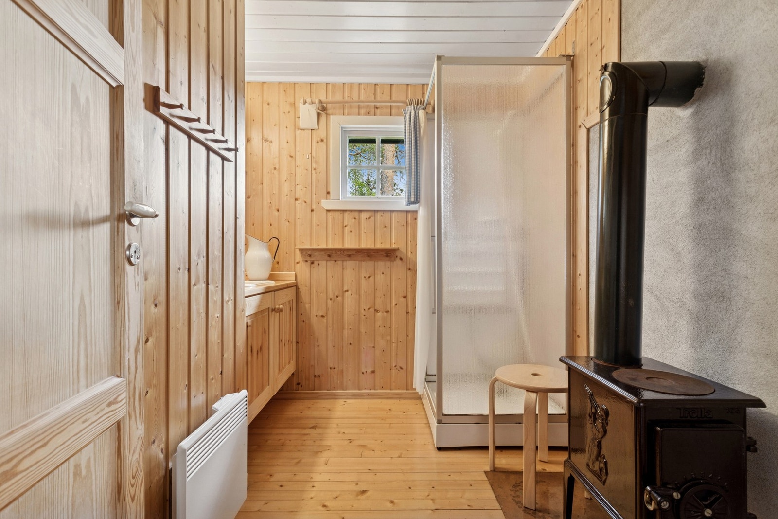 Baderommet i den orginale delen er utstyrt med vedovn, dusjkabinett og servant. Galleribilde