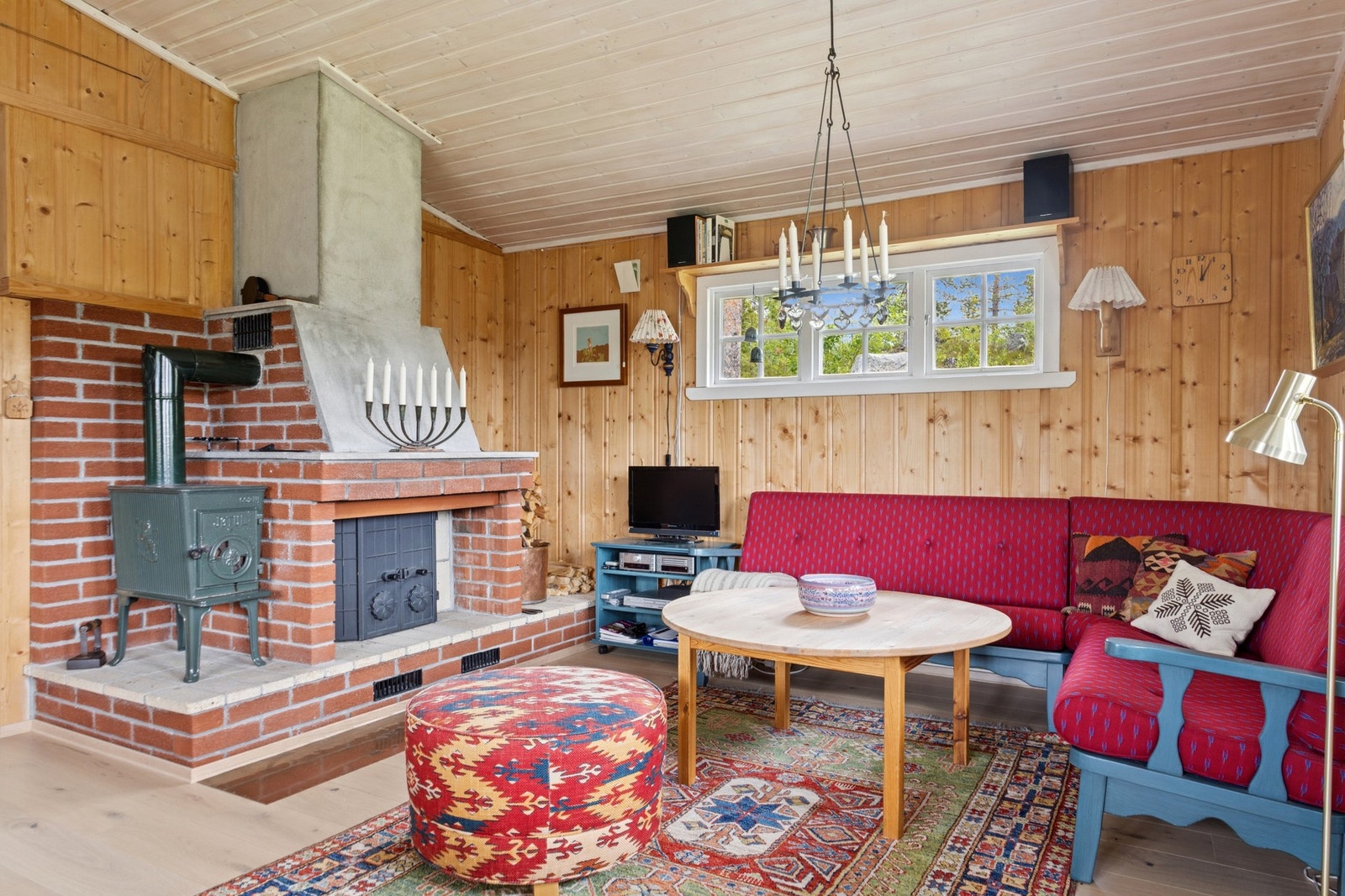 Rommet har både vedovn og peis med innsats som gir god varme og ekte hyttekos. Galleribilde