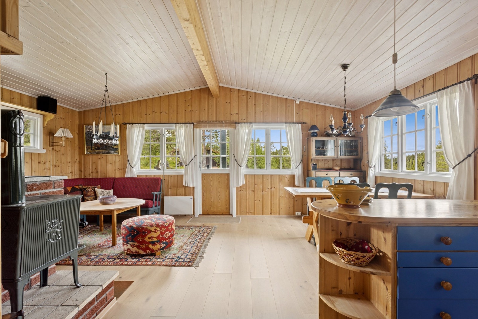 Stuen ligger i åpen løsning mot kjøkkenet, noe som gir en luftig og sosial atmosfære. Galleribilde