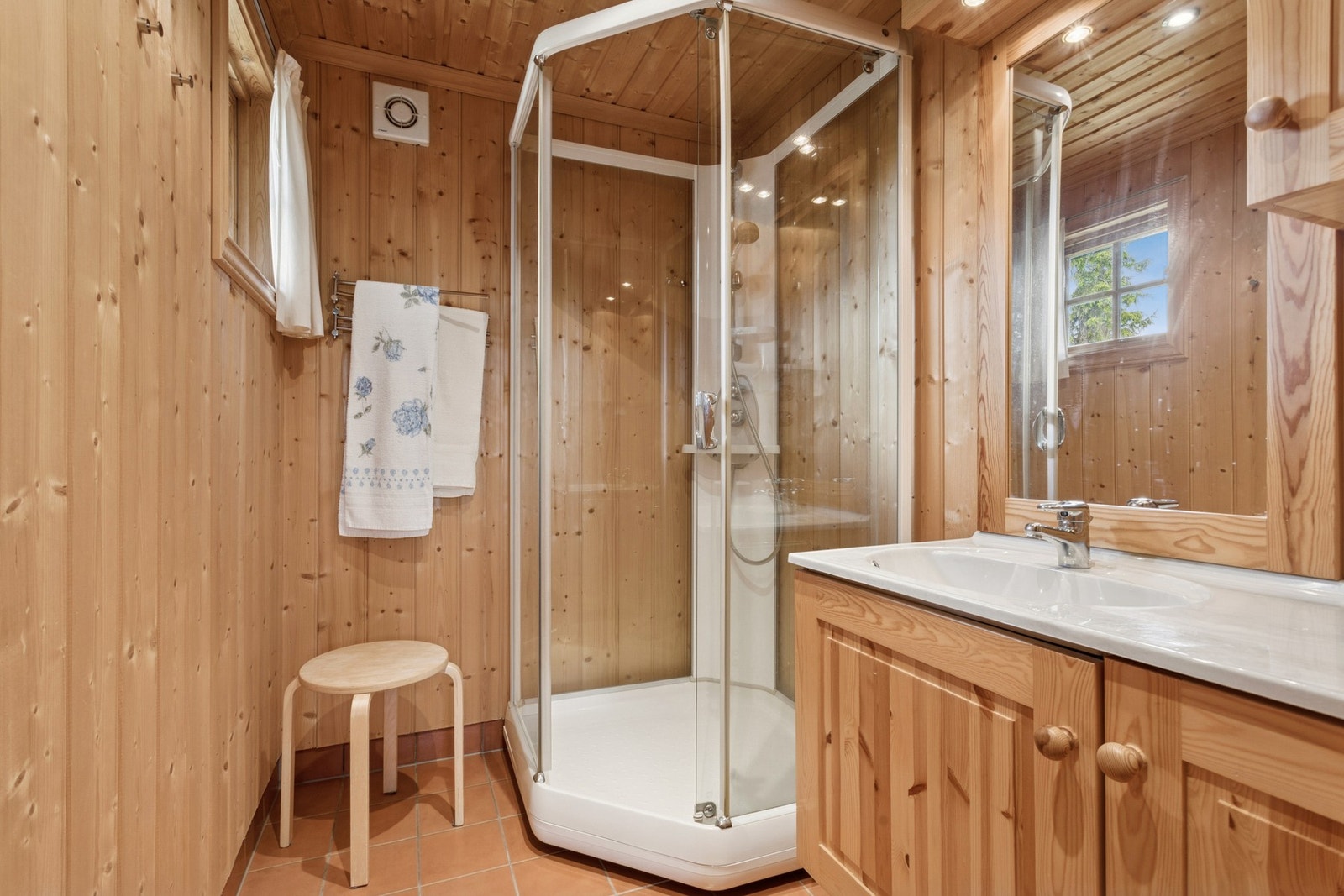 Baderommet i tilbygget er utstyrt med varmekabler, dusjkabinett og servant. Galleribilde