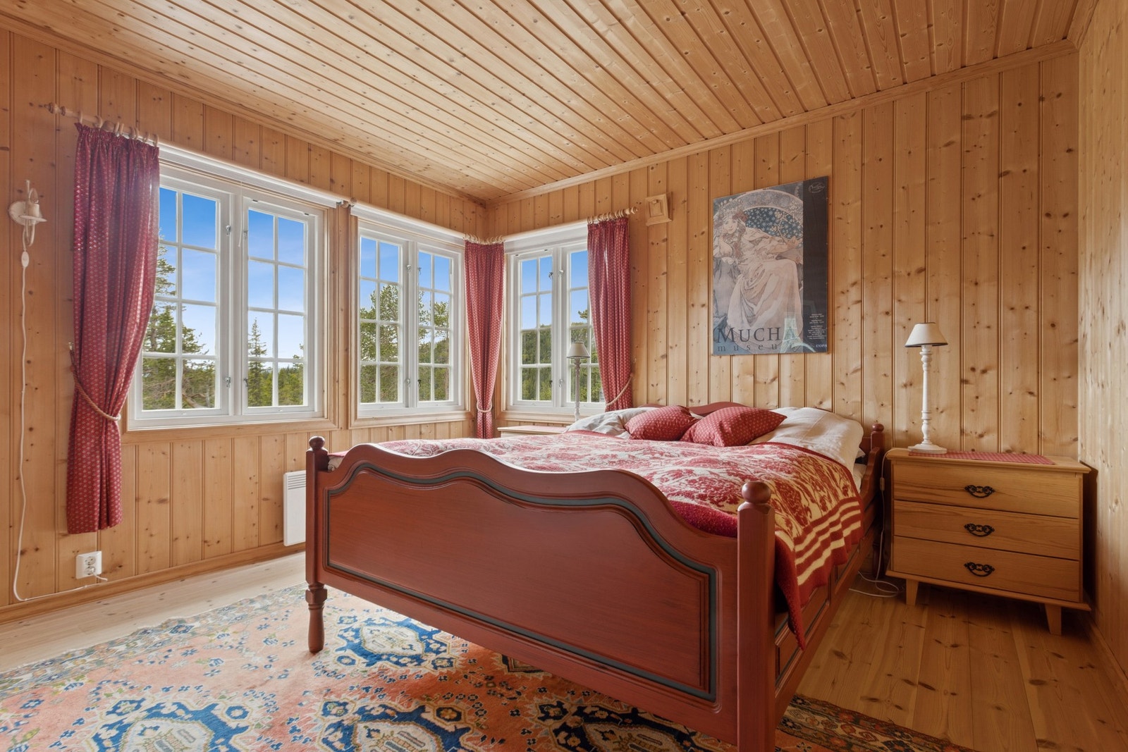 Hytta har fire romslige og innbydende soverom - to i den originale delen og to i tilbygget. Galleribilde