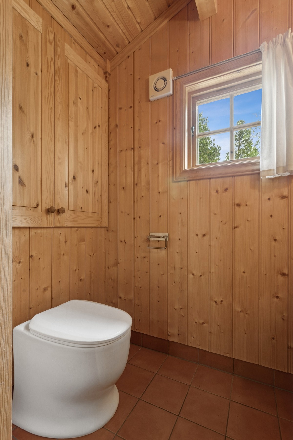 Separat toalettrom utstyrt med snurredass. Galleribilde