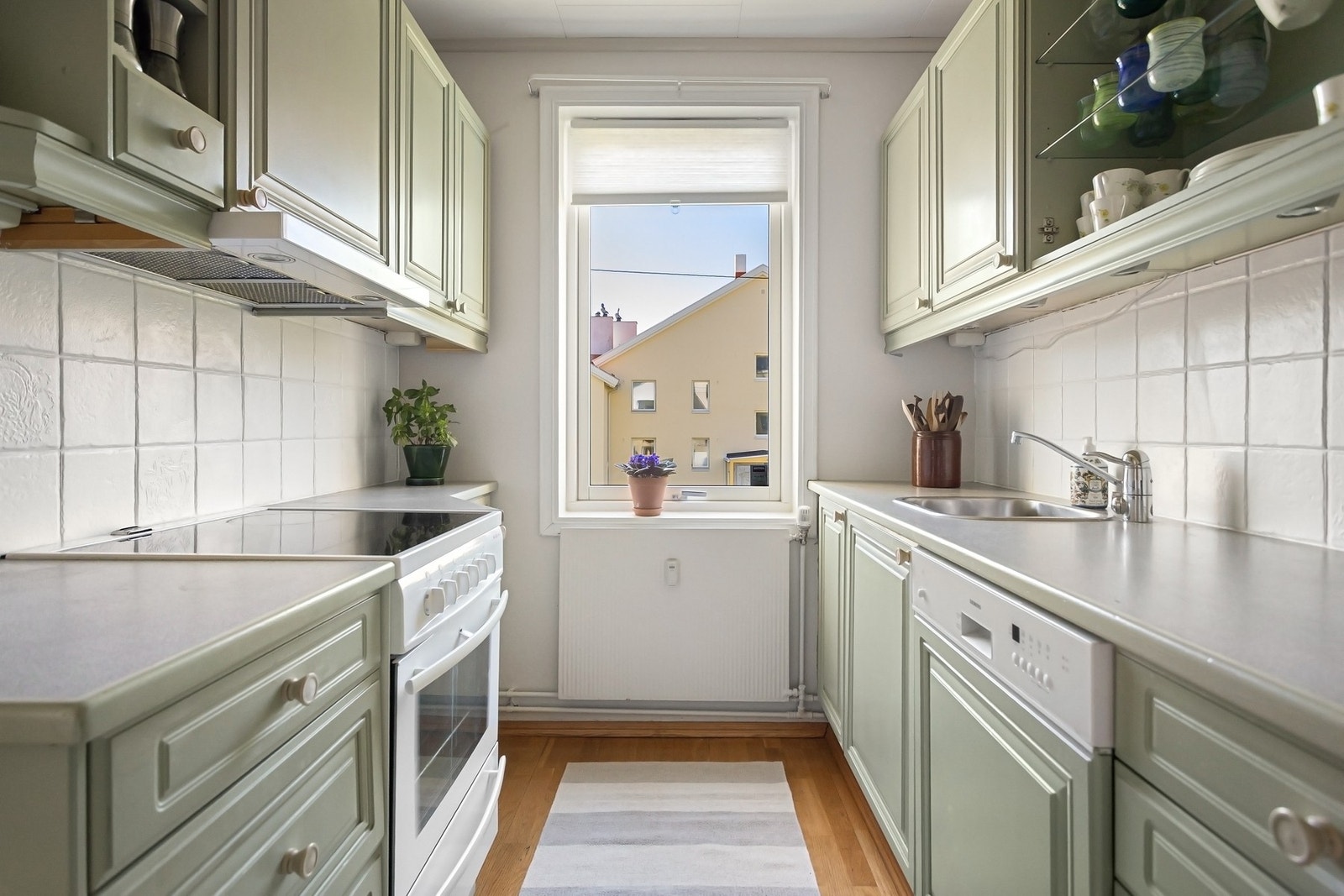 Kjøkkeninnredning med profilerte fronter og laminert benkeplate. Galleribilde