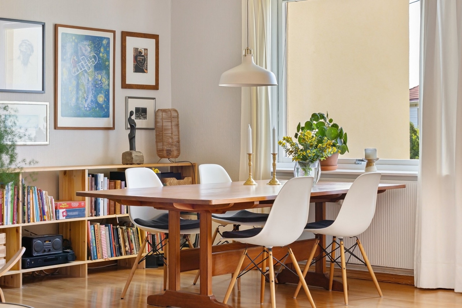 Spisebordet får sin naturlige plass ved vinduet. God plass til flere gjester rundt bordet! Galleribilde