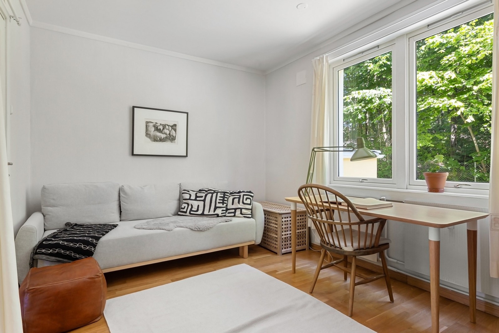 God plass til seng, nattbord og det dere måtte ønske. Galleribilde