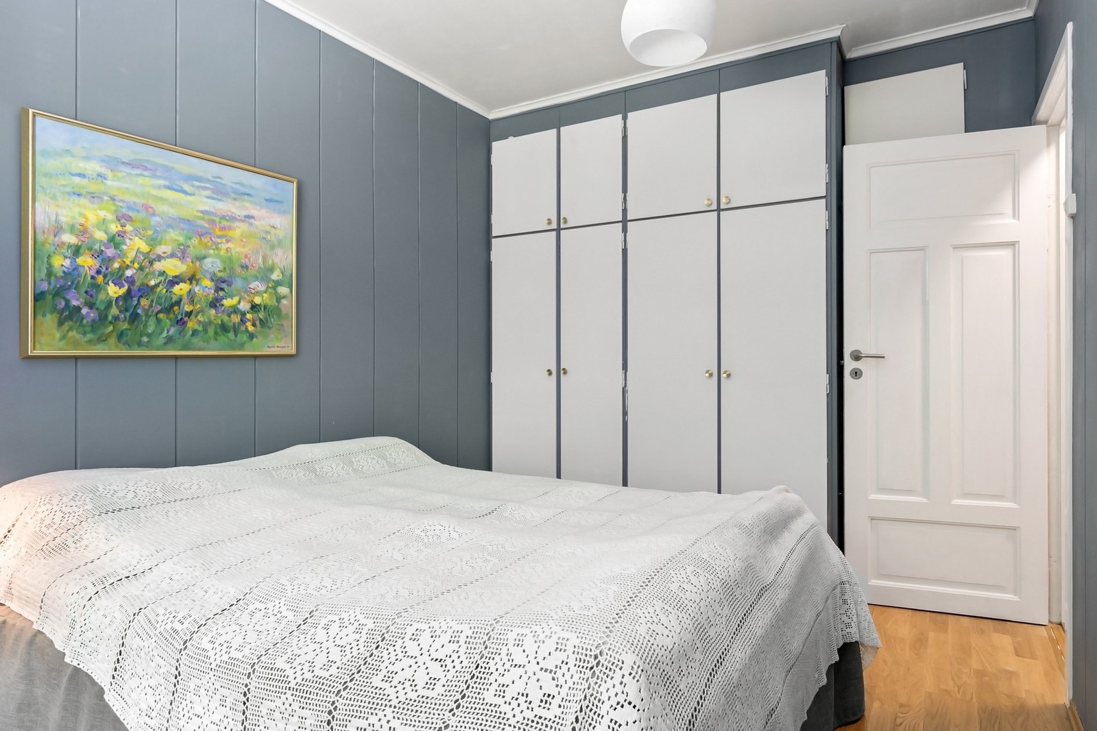 Videre byr rommet på godt med skapplass i integrert garderobeløsning. Galleribilde