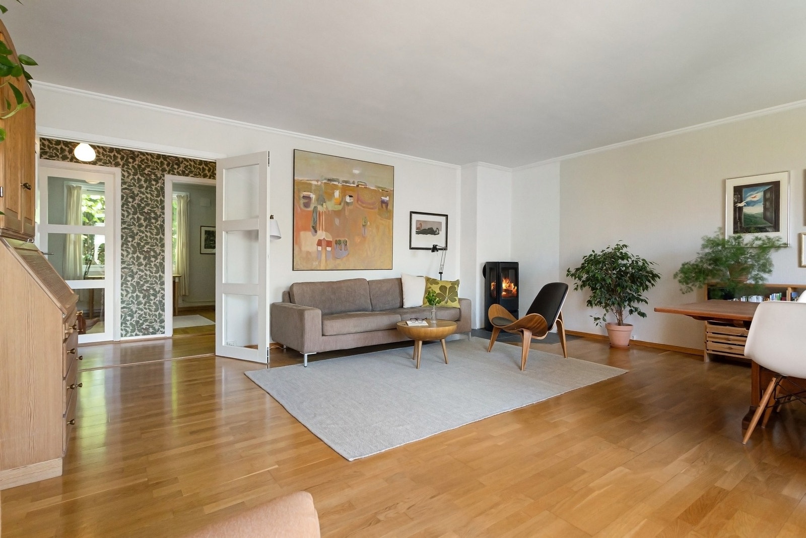 Stort allrom med god plass til sofagruppe, spisebord og det dere måtte ønske. Galleribilde