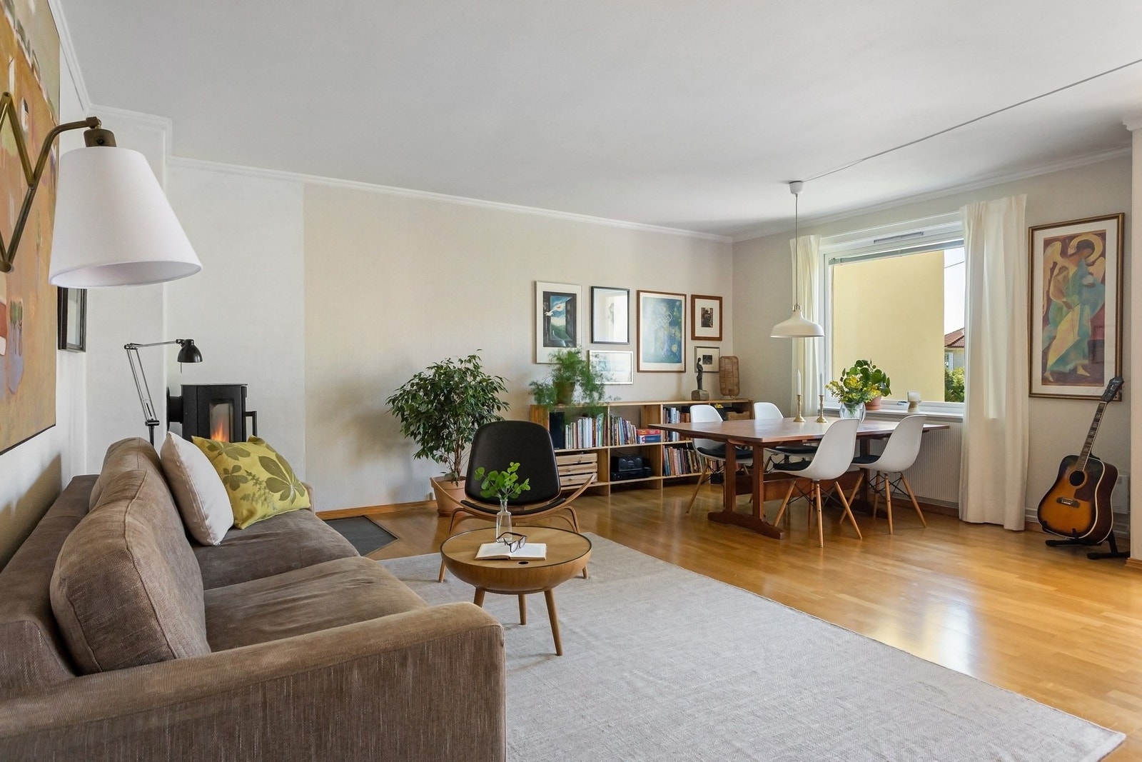 I tillegg til vedovnen er det oppvarming via radiatorer, noe som sørger for stabil temperatur året rundt. Galleribilde