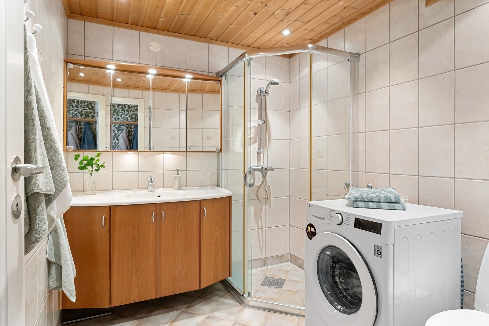 Lyst, flislagt baderom med varme i gulv. Galleribilde