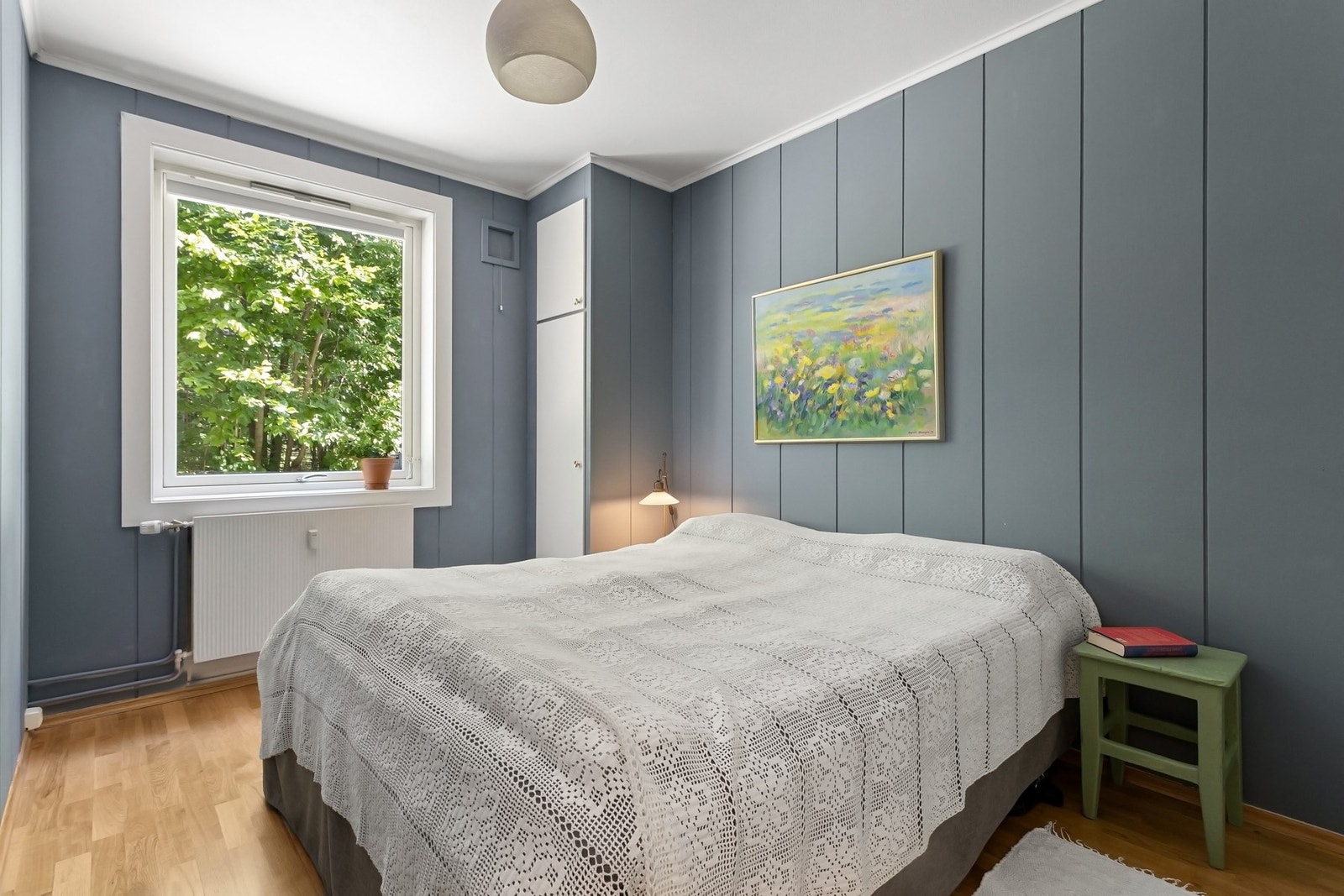 Soverom med plass til dobbeltseng. Godt med naturlig lys fra stort vindu. Galleribilde